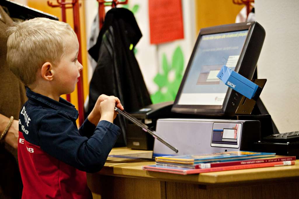 lapsi palauttaa kirjan