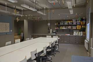 Taikon luokkatila pöydillä