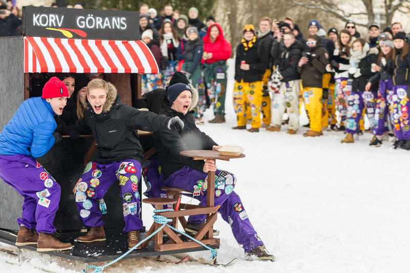 Ryhmä opiskelijoita laskemassa lumista mäkeä Fastlaskiainen-mäenlaskukilpailussa.