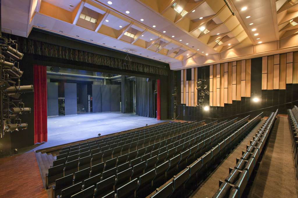 Romeo-näyttämö ja katsomo takaviistosta kuvattuna.