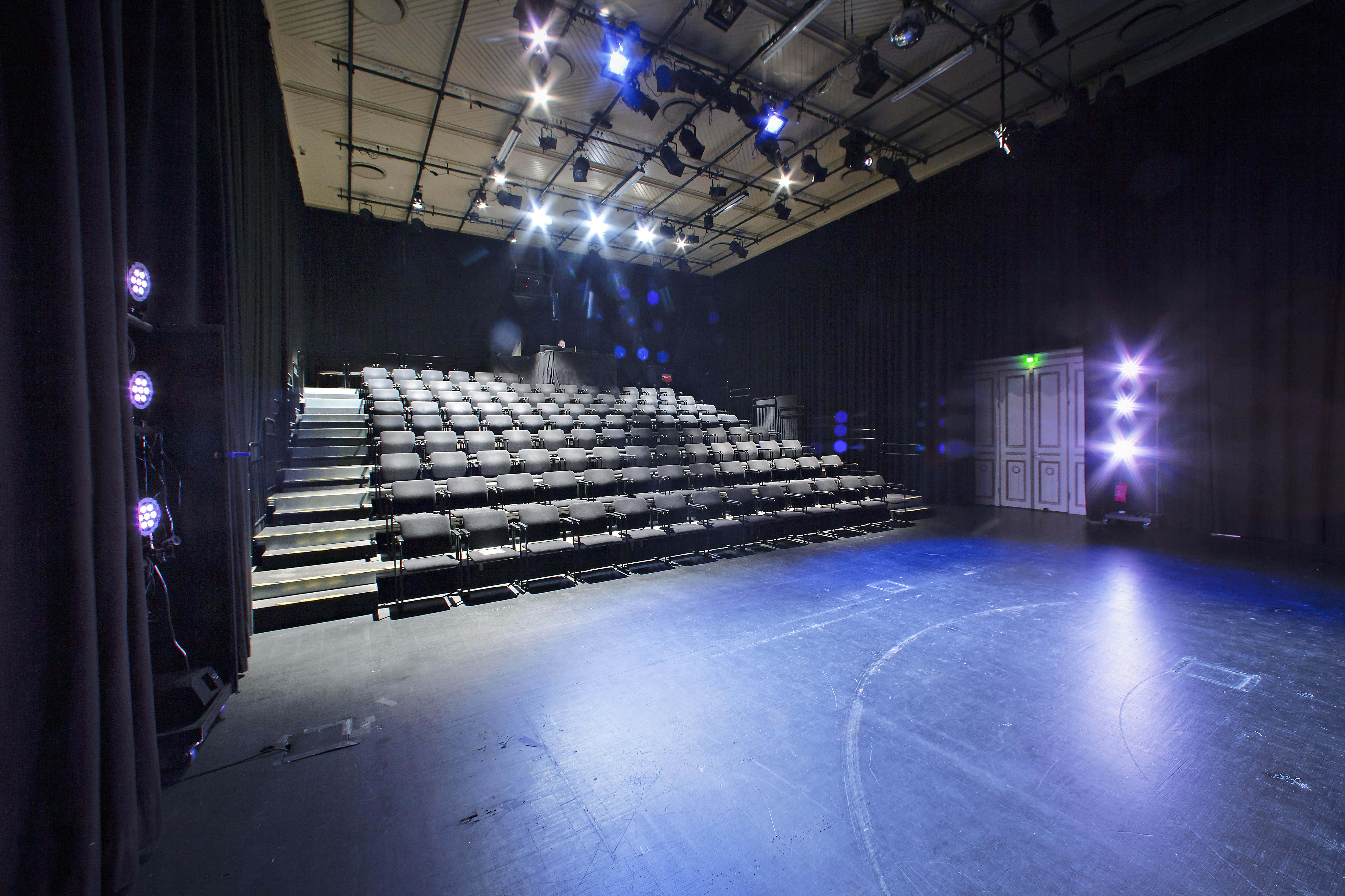 Julia-näyttämö ja katsomo.