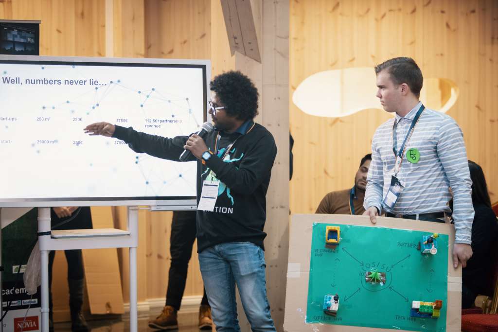 Opiskelijat esittelevät ideaansa STHEC-tapahtumassa, kuva Wärtsilä